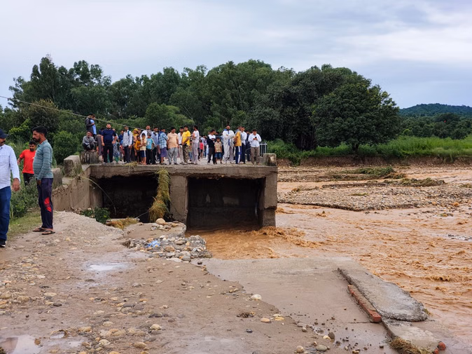 चौकी चौरा में तबाही: बादल फटने से घर जलमग्न, चिनाब का जलस्तर बढ़ा