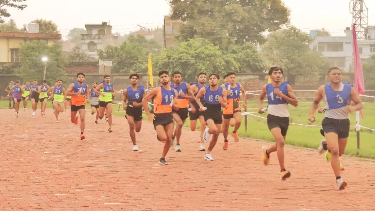 बरसात और कीचड़ के बीच दौड़े युवा, अग्निवीर तकनीकी भर्ती का पहला दिन संपन्न
