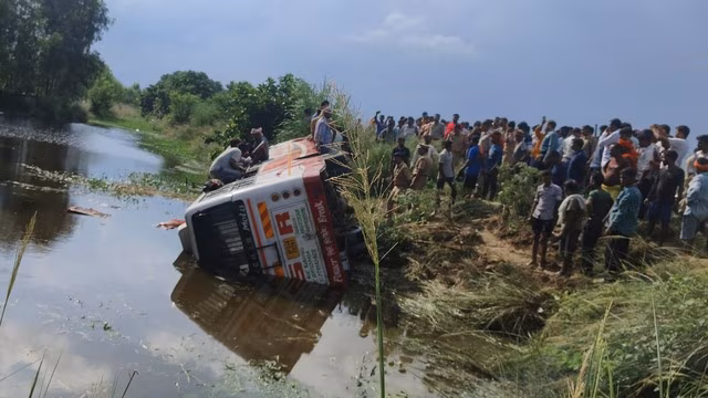 बदायूं: खाई में पलटी प्राइवेट बस, महिला और बच्चे की मौत