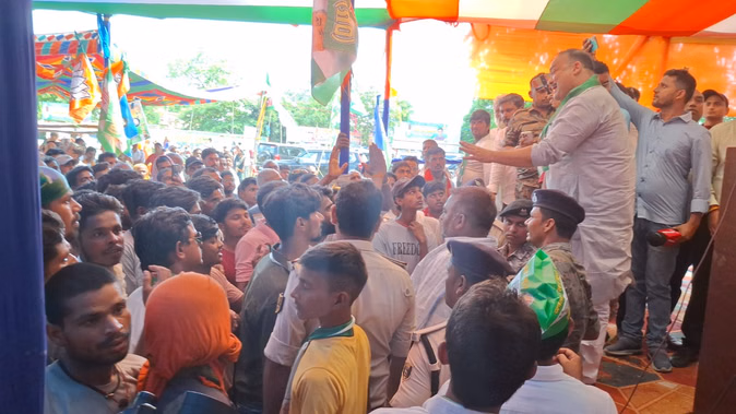 वैशाली: केंद्रीय मंत्री के भाषण के बीच ग्रामीणों ने विधायक का किया जोरदार विरोध