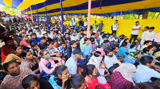 भू अभिलेख एवं परिमाप निदेशालय ने हड़तालरत संविदा कर्मियों को नौकरी से बर्खास्त किया