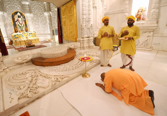 सीएम योगी ने रामलला और हनुमानगढ़ी के किए दर्शन, राम मंदिर निर्माण का लिया जायजा