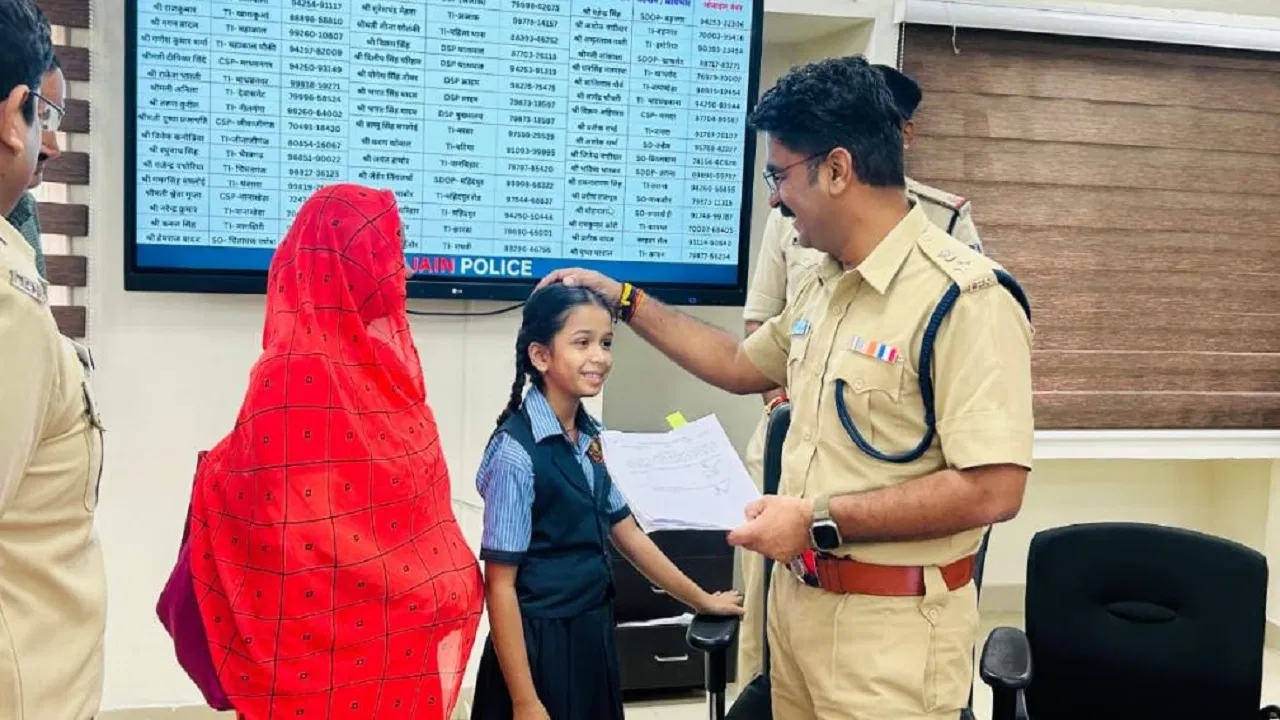 उज्जैन: 8 साल की छात्रा बनी बाल आरक्षक, पिता की मौत के बाद मिली नौकरी