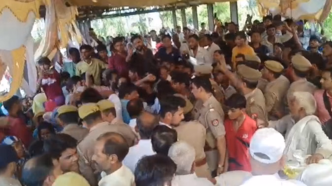 हस्तिनापुर बाढ़ पीड़ितों ने राहत सामग्री ठुकराई, कहा-हमें जीवन चाहिए