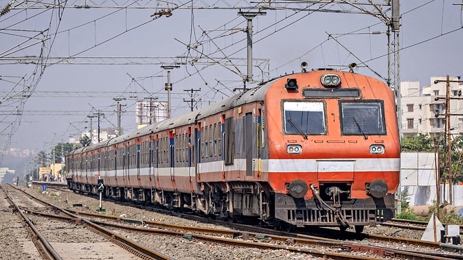 जम्मू में बाढ़ का कहर: ट्रेनों का संचालन रुका, रेलवे को 25 करोड़ का नुकसान