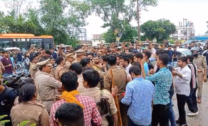 बाराबंकी: एबीवीपी कार्यकर्ताओं पर लाठीचार्ज के आरोप में पुलिसकर्मी निलंबित