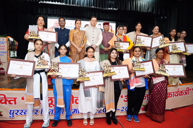 मुख्यमंत्री पुष्कर सिंह धामी ने महिलाओं की भूमिका को बताया राज्य विकास में अहम