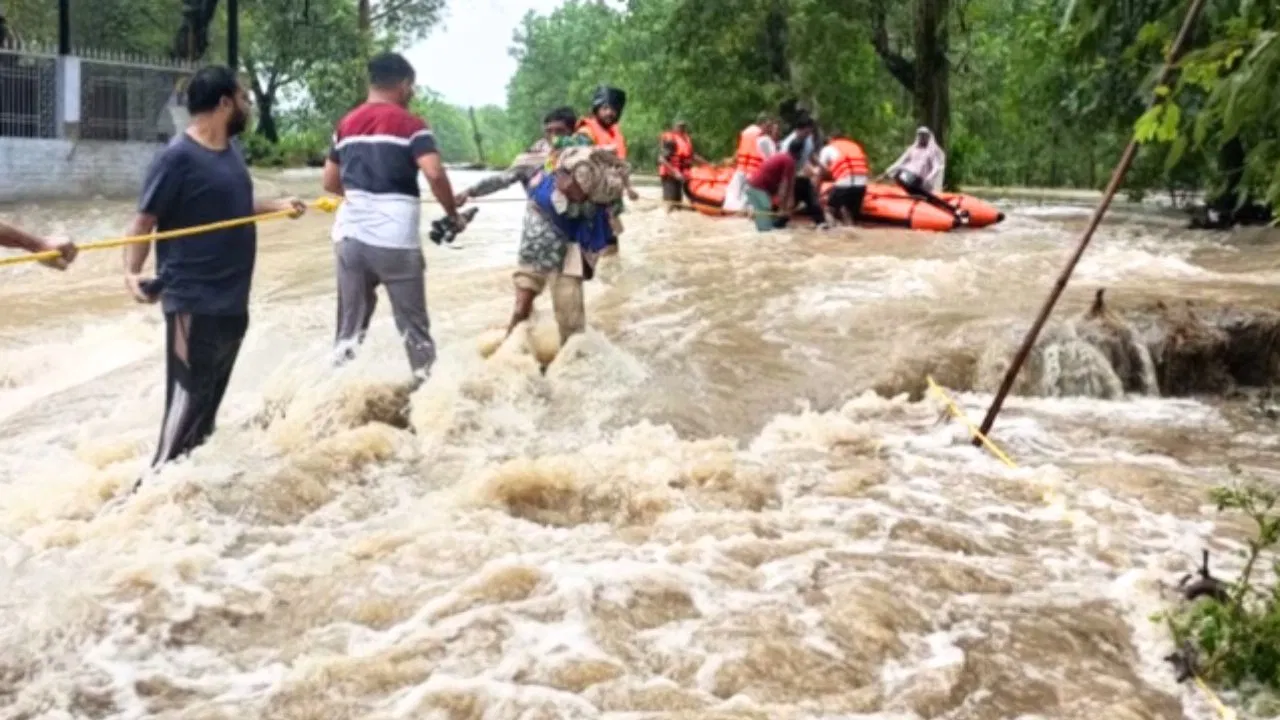 पंजाब में बाढ़ का कहर, 43 की मौत और लाखों प्रभावित