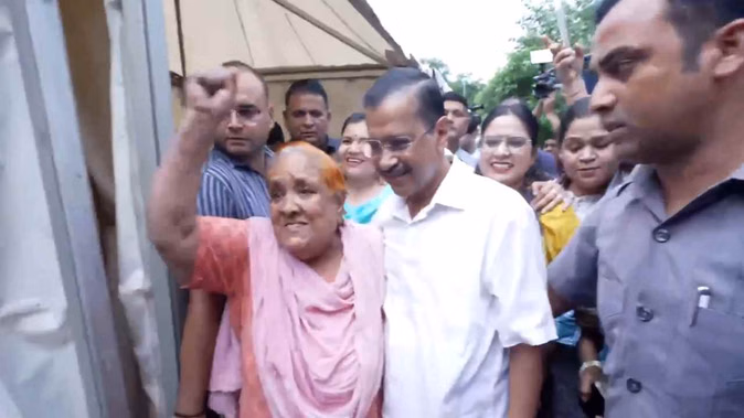 दिल्ली में यमुना उफान पर, कालिंदी कुंज में पानी घुसा; बाढ़ पीड़ितों से मिले केजरीवाल