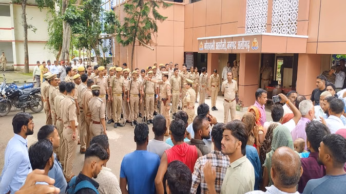 अलीगढ़: पुलिस और सैनिकों के बीच विवाद सुलझा, दोनों पक्षों के केस समाप्त