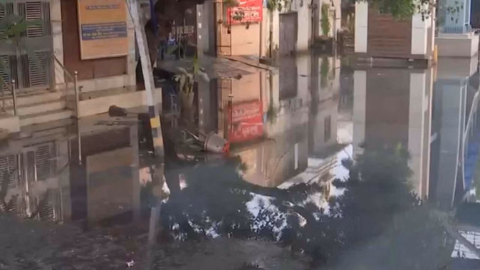 दिल्ली में यमुना का जलस्तर घटा, बाढ़ का खतरा अभी भी बरकरार