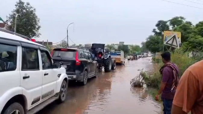 साहूवाल गांव में बाढ़ का कहर: चार फीट पानी में फंसे ग्रामीण, स्वास्थ्य संकट बढ़ा