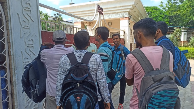 अलीगढ़: ट्रेन लेट होने से 42 अभ्यर्थी पीईटी परीक्षा से वंचित