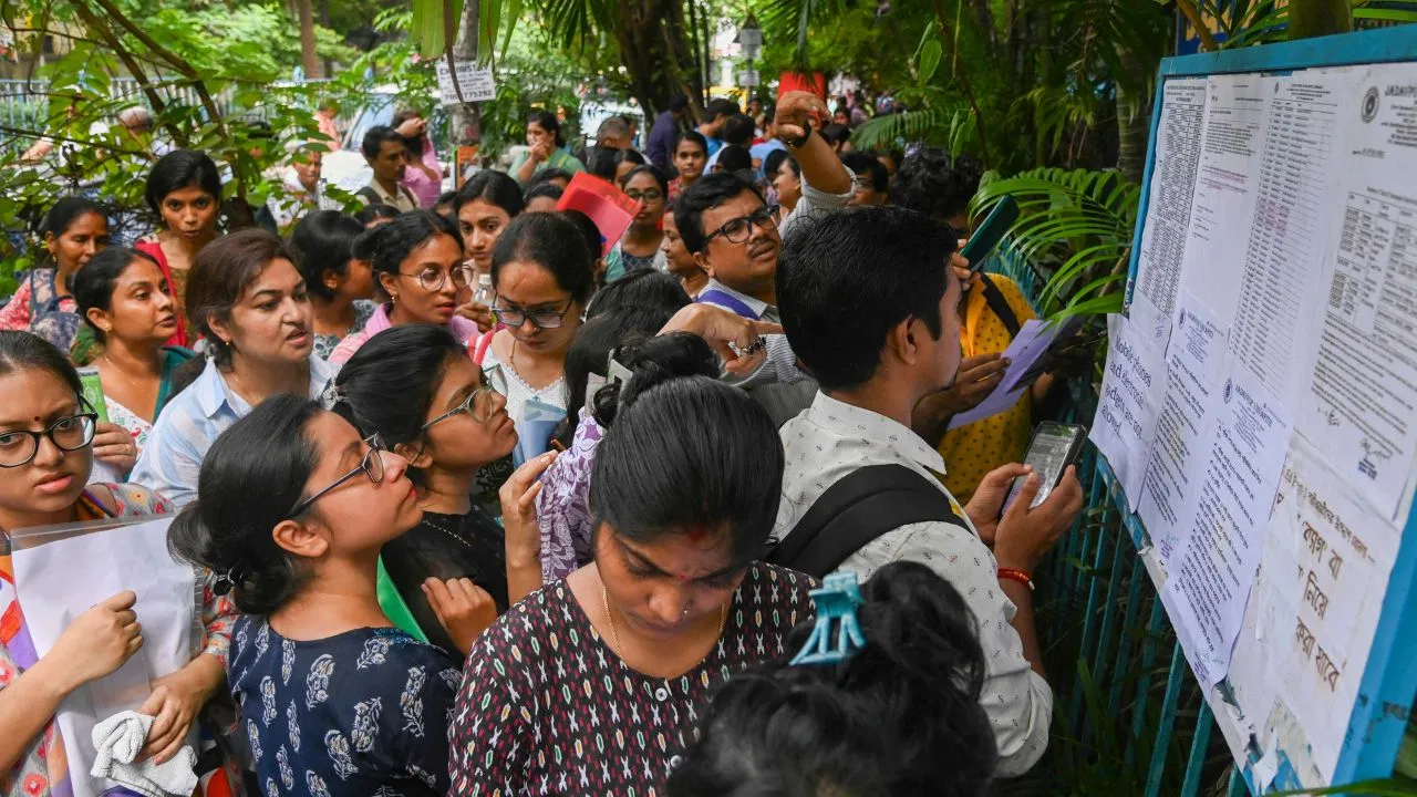 बंगाल में शिक्षक भर्ती परीक्षा बनी राजनीतिक जंग का नया मुद्दा
