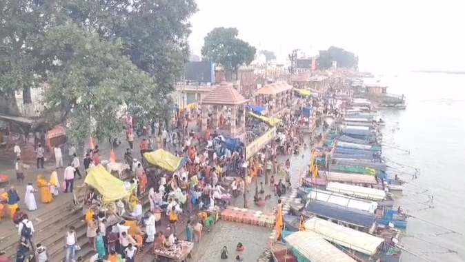 चंद्र ग्रहण के बाद अयोध्या के मठ मंदिर श्रद्धालुओं के लिए खुले, सरयू घाटों पर उमड़ी भीड़