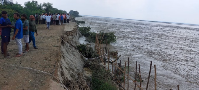 बिजनौर में गंगा बैराज का तटबंध संकट में, मेरठ-पौड़ी हाईवे पर यातायात बंद