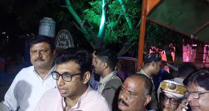 यमुना किनारे हादसा: आगरा के महालक्ष्मी मंदिर में दीवार गिरने से मचा हड़कंप