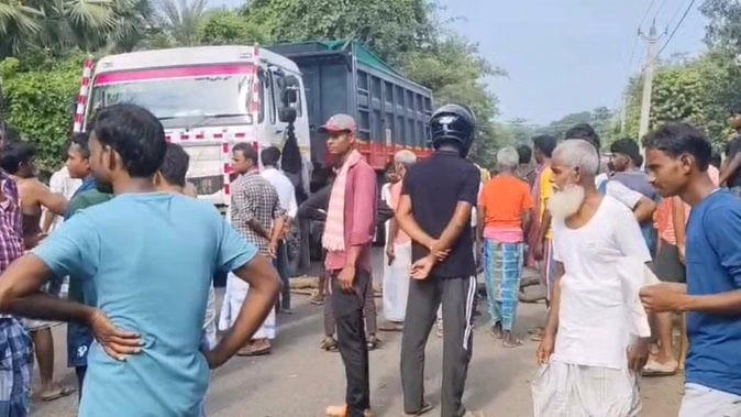 पाकुड़ में सात वर्षीय बच्ची की सड़क हादसे में मौत, ग्रामीणों का प्रदर्शन जारी
