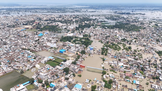 मथुरा में बाढ़ का कहर: 12वीं तक के स्कूल बंद, डीएम का नया आदेश
