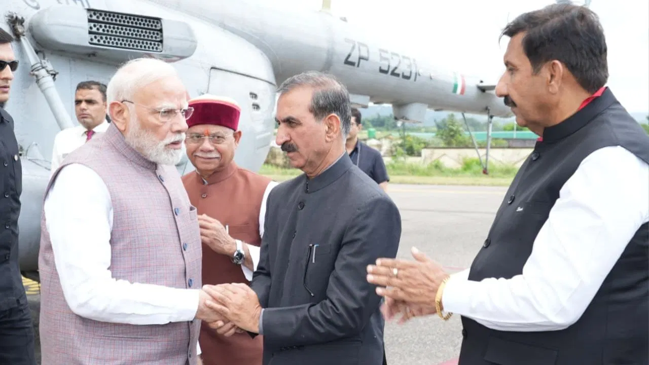 पीएम मोदी ने हिमाचल के बाढ़ प्रभावितों से की मुलाकात, 1500 करोड़ की राहत का ऐलान