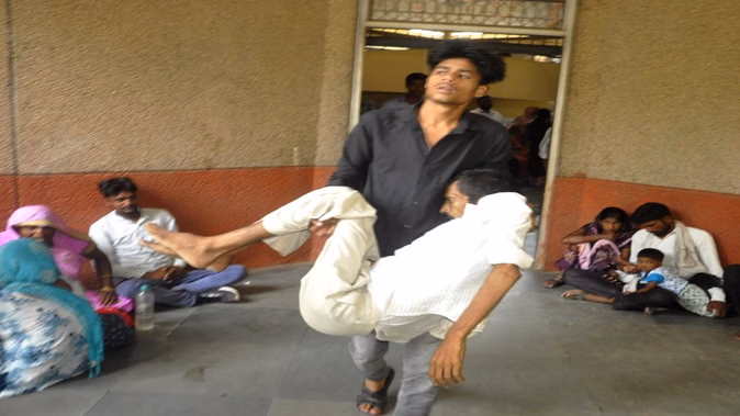अलीगढ़: स्ट्रेचर न मिलने पर बेटे ने पिता का शव गोद में उठाकर एंबुलेंस तक पहुंचाया