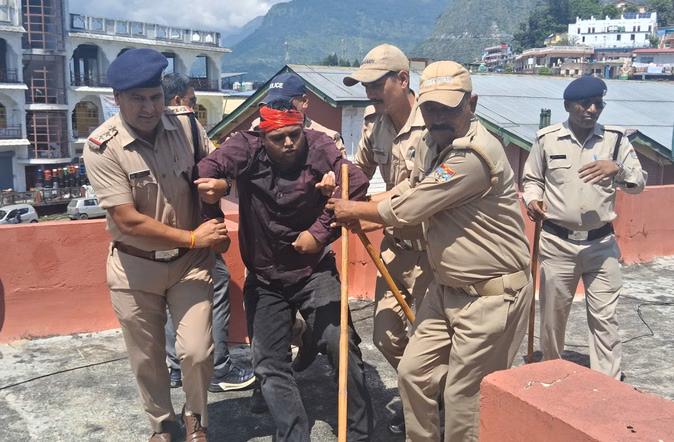 गोपेश्वर पीजी कॉलेज में एबीवीपी छात्रों का हंगामा, सरकार के खिलाफ जमकर नारेबाजी