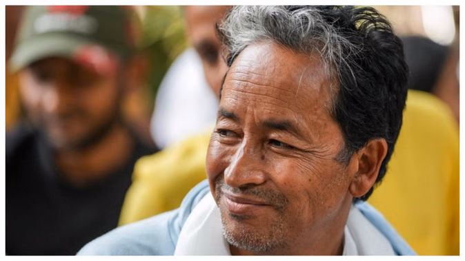 लद्दाख को राज्य का दर्जा देने की मांग को लेकर लेह में अनशन पर बैठे सोनम वांगचुक