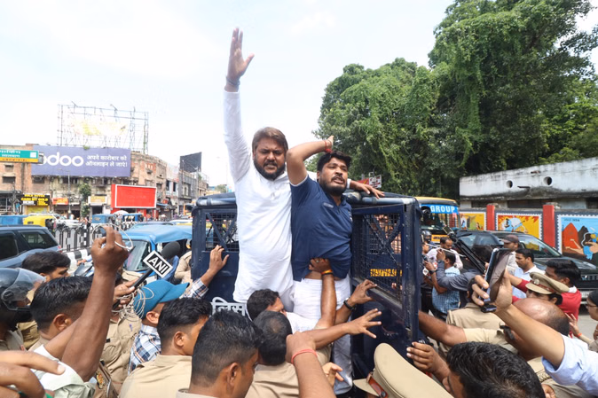 अराजकता में फंसा यूपी, कानून-व्यवस्था ध्वस्त: अखिलेश यादव