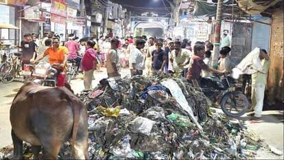 रामपुर मनिहारान: मारपीट के विरोध में सफाईकर्मियों ने कूड़ा डालकर किया हंगामा