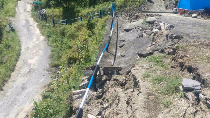 भारी बारिश के बाद चठवां गांव में जमीन धंसने से लोगों में दहशत