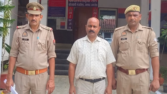 गजरौला: महिला प्रवक्ता और छात्राओं से अश्लील व्यवहार के आरोप में प्रधानाचार्य गिरफ्तार
