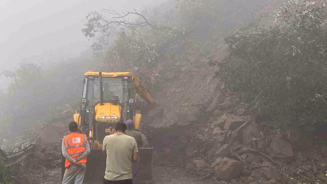 भारी बारिश से सड़कें ठप: ऋषिकेश-गंगोत्री हाईवे बगड़धार में बंद