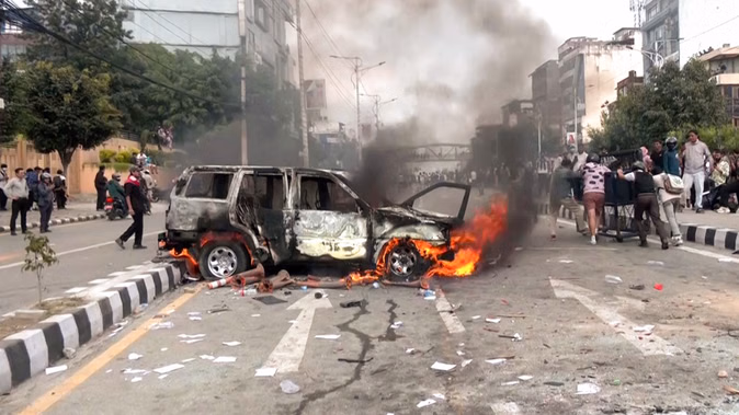 नेपाल में विरोध प्रदर्शन के बीच भारतीय पर्यटकों की बस पर हमला, कई घायल