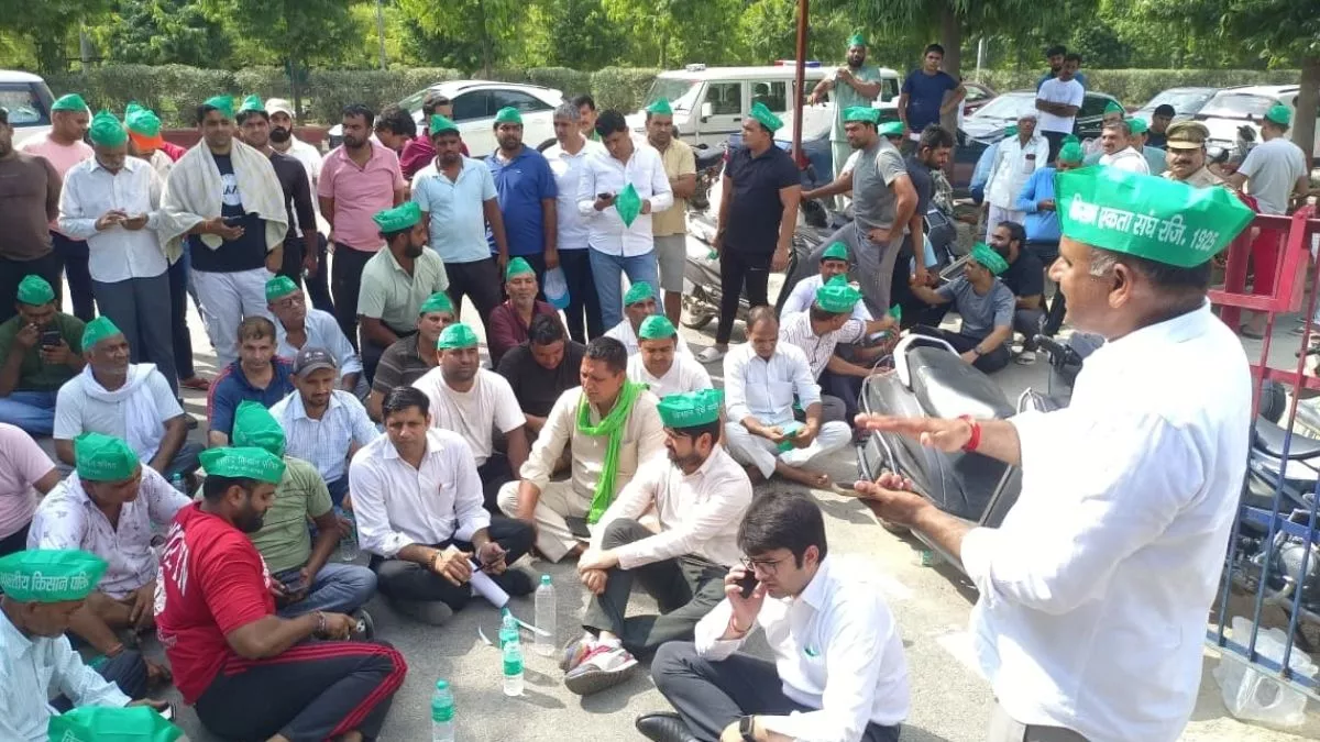 जमीन कब्जा मुक्त कराने पर बवाल, पुलिस ने लाठी-चार्ज कर खदेड़ा