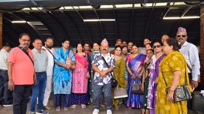 बदायूं: नेपाल में फंसे 14 श्रद्धालु सुरक्षित घर लौटे, हिंसक प्रदर्शन के बीच एयरपोर्ट पर तिरंगा लहराया