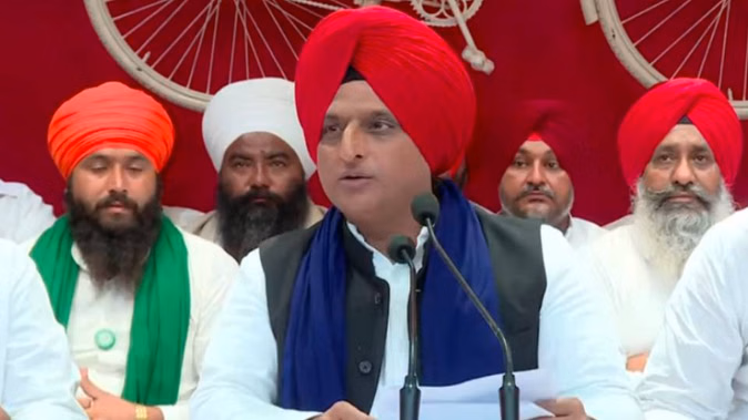 अखिलेश यादव ने किसान आंदोलन के शहीदों के परिवारों को किया सम्मानित