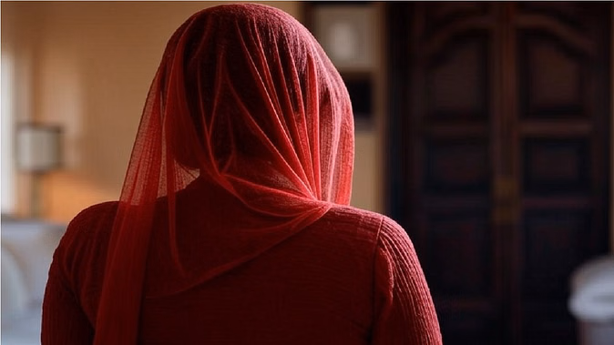 पति ने अवैध संबंधों के शक में पत्नी को गंजा किया, पेट्रोल डालकर जलाने की कोशिश