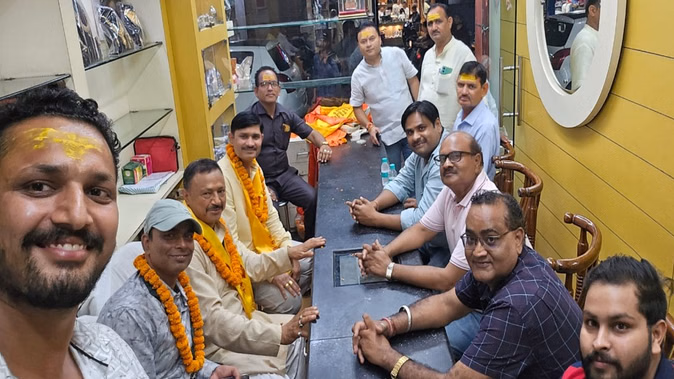 नेपाल दंगों से फंसे मुजफ्फरनगर के व्यापारी लौटे, शिव चौक पर हुआ स्वागत