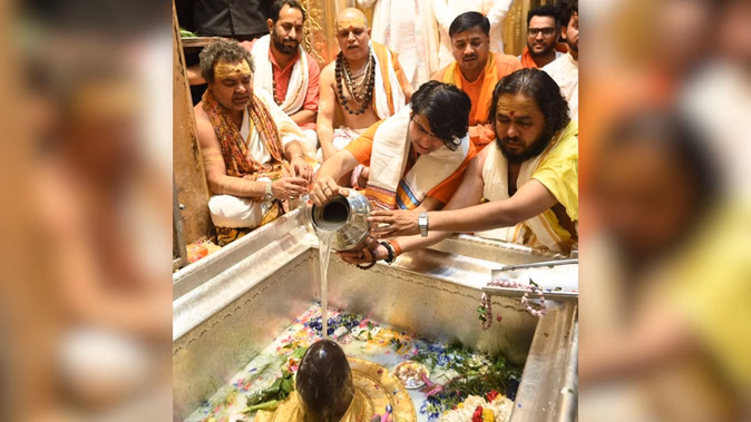 बाबा बागेश्वर ने काशी विश्वनाथ धाम में किए दर्शन, सनातन धर्म पर कही बड़ी बात