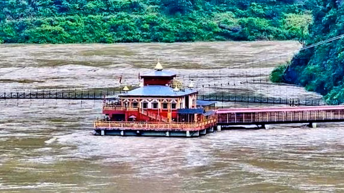 ग्लेशियरों के तेजी से पिघलने से बढ़ा बाढ़ का खतरा, नदियों में गाद का दबाव