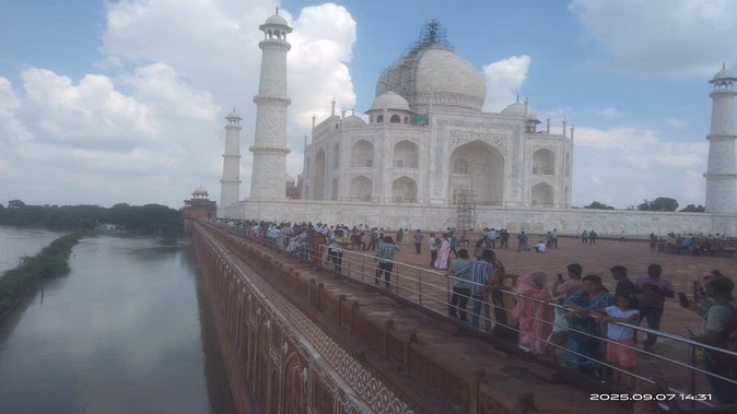 ताजमहल की मीनारों में सीलन का खतरा, एएसआई ने शुरू कराया मरम्मत कार्य