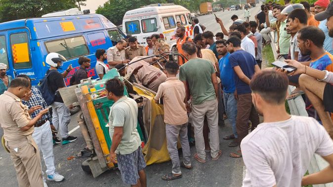 सवारियों से भरी ऑटो में डीसीएम ने मारी टक्कर, दो की मौत, चार घायल