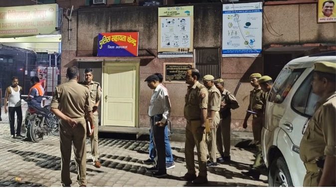 जौनपुर में श्रद्धालुओं से भरी बस ट्रेलर से टकराई, चार की मौत, नौ घायल