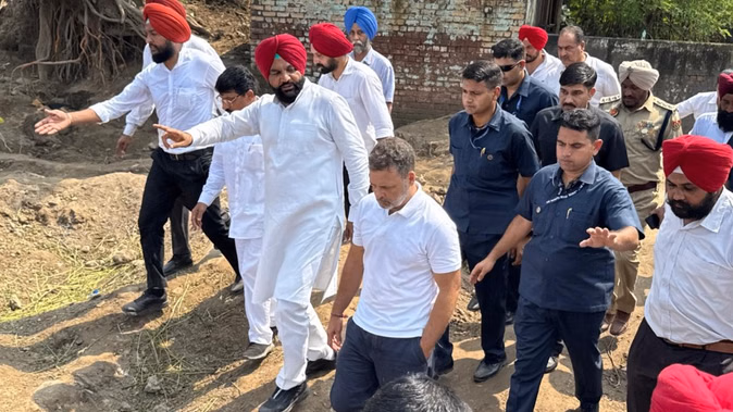 पंजाब दौरे पर राहुल गांधी, प्रभावित किसानों और परिवारों से की बातचीत
