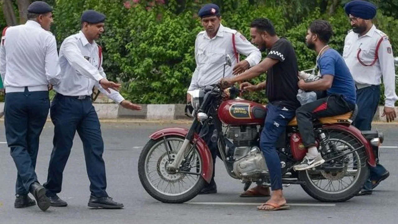 यूपी में 12 लाख से अधिक लोगों के पुराने चालान रद्द