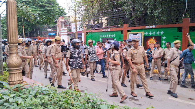 वाराणसी: दरोगा समेत चार पुलिसकर्मियों को वकीलों ने दौड़ा- दौड़ाकर पीटा