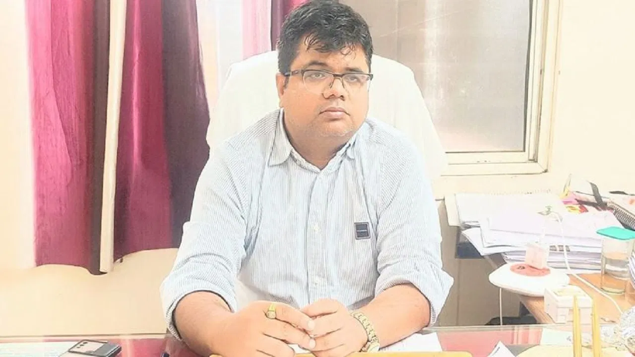 महिला ने एसडीएम पर उत्पीड़न का लगाया आरोप, कलेक्टर ने पद से हटाया