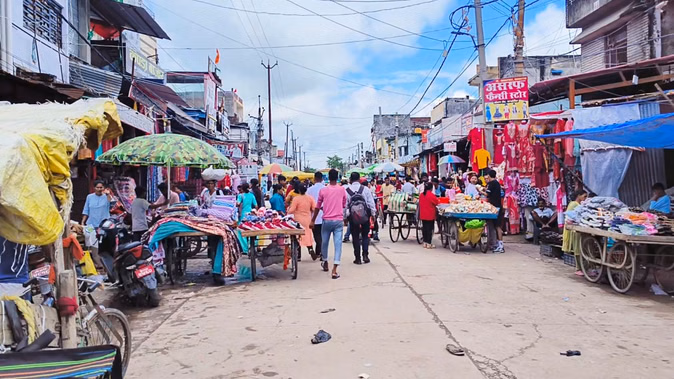 भारत-नेपाल सीमा पर आवाजाही सामान्य, व्यापार और पर्यटन में आई तेजी