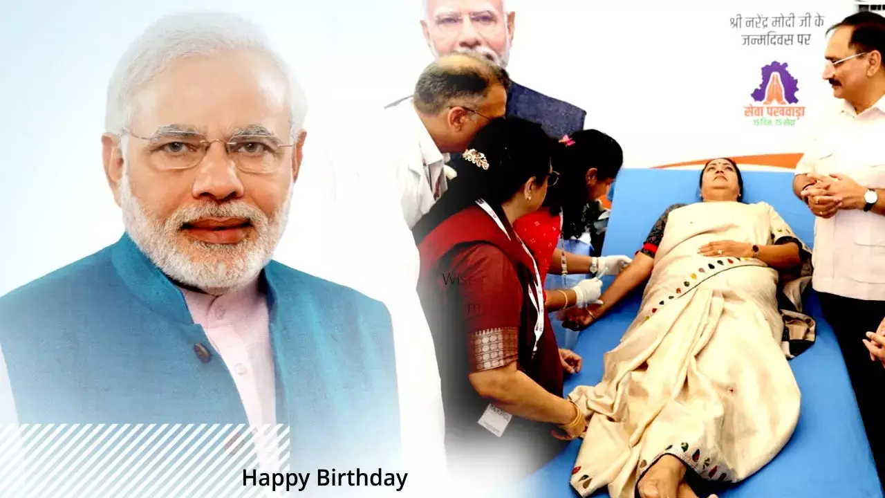 पीएम मोदी के जन्मदिन पर सेवा पखवाड़ा का आयोजन, रेखा गुप्ता ने किया रक्तदान