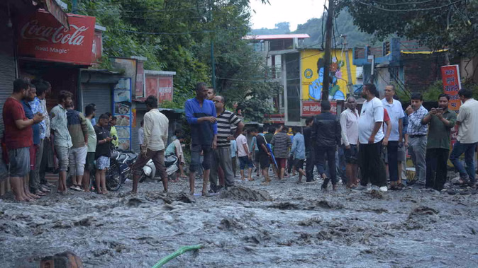 देहरादून: नदी किनारे खतरे में बसेरे, आपदा पीड़ितों की आंखों में आंसू और डर